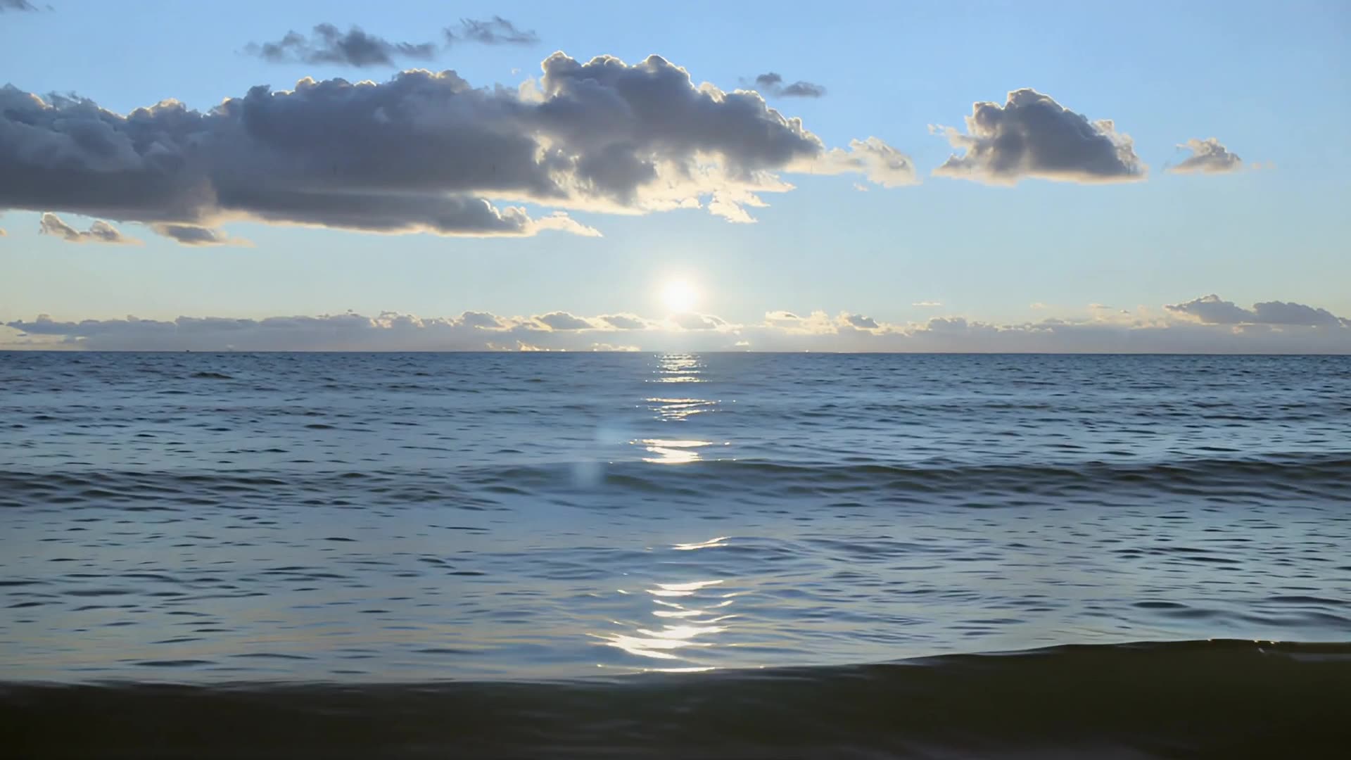 Calm ocean horizon, static wide, day version