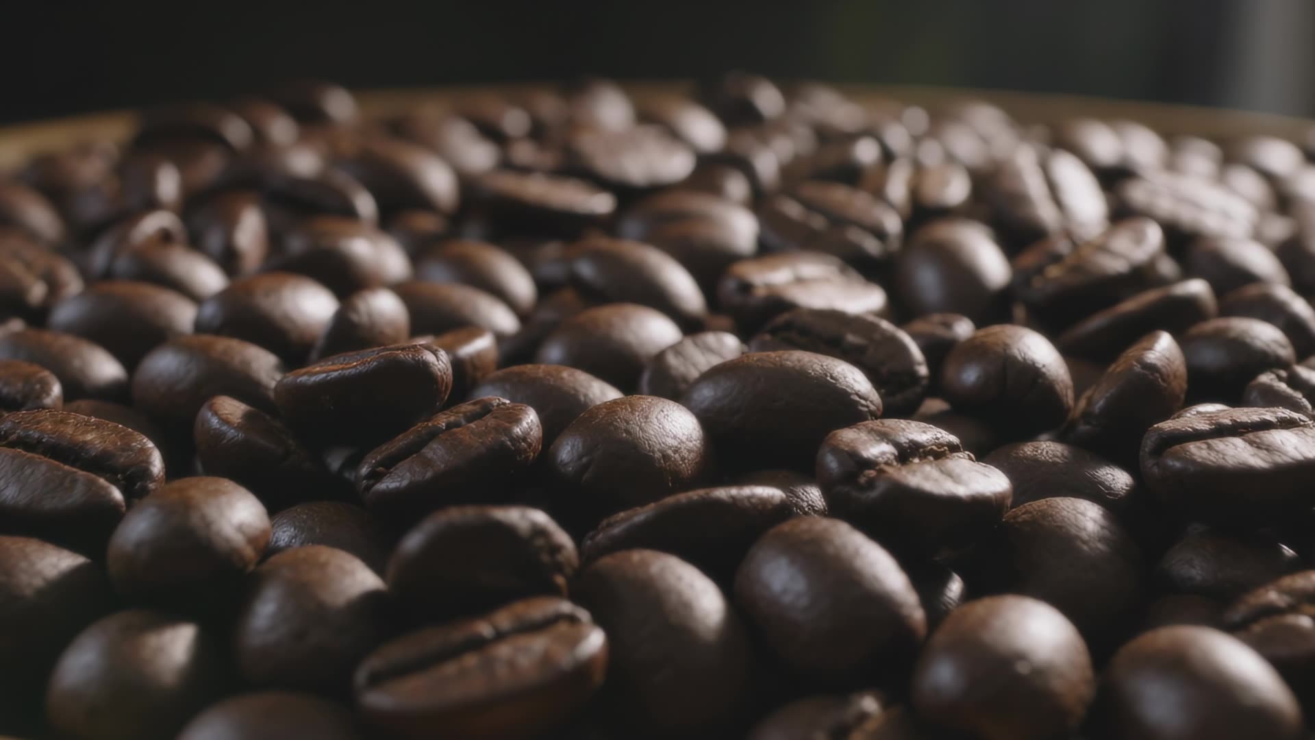 Coffee beans, macro push-in